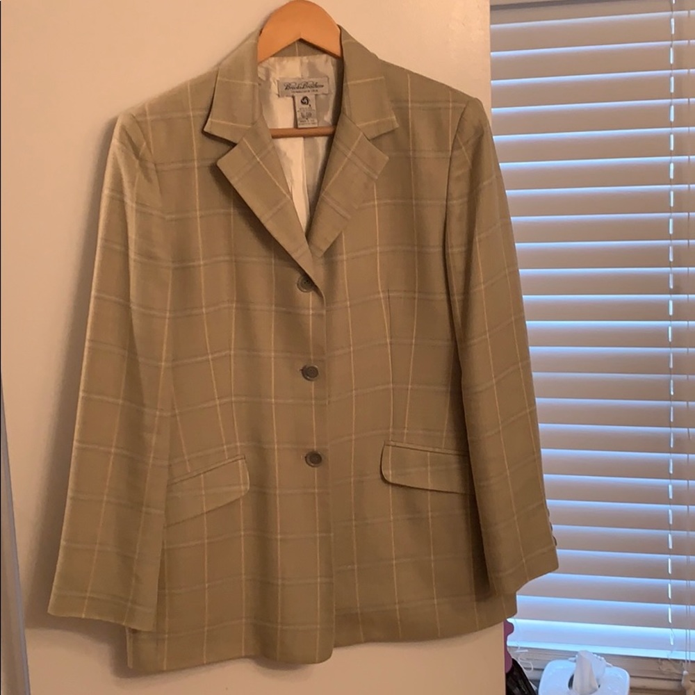 Beautiful jacket great condition. Color is celery